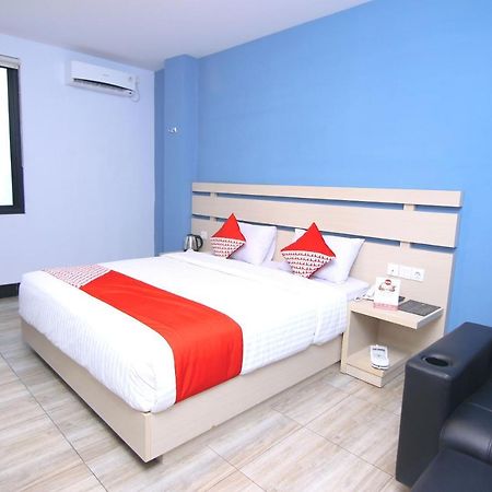 Oyo 592 Budget Hotel By The Harbour Паданг Екстериор снимка