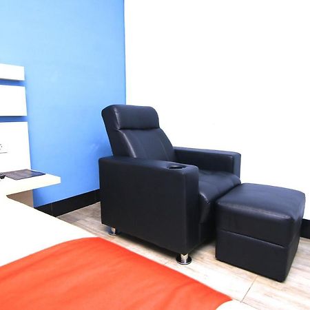Oyo 592 Budget Hotel By The Harbour Паданг Екстериор снимка