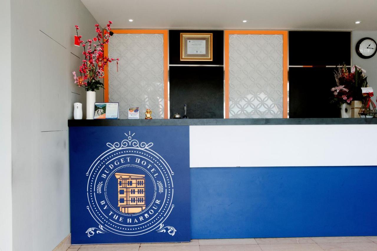 Oyo 592 Budget Hotel By The Harbour Паданг Екстериор снимка