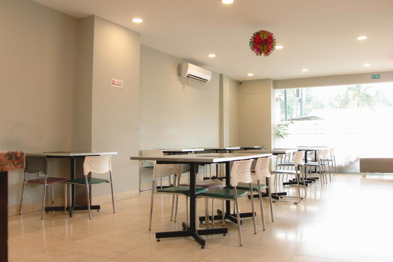 Oyo 592 Budget Hotel By The Harbour Паданг Екстериор снимка