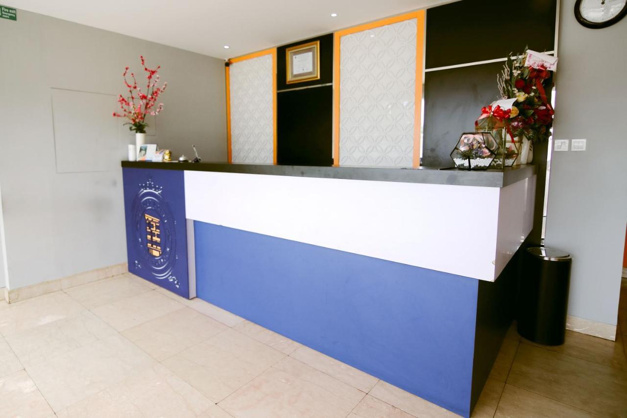Oyo 592 Budget Hotel By The Harbour Паданг Екстериор снимка