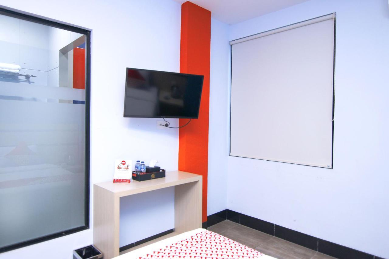 Oyo 592 Budget Hotel By The Harbour Паданг Екстериор снимка
