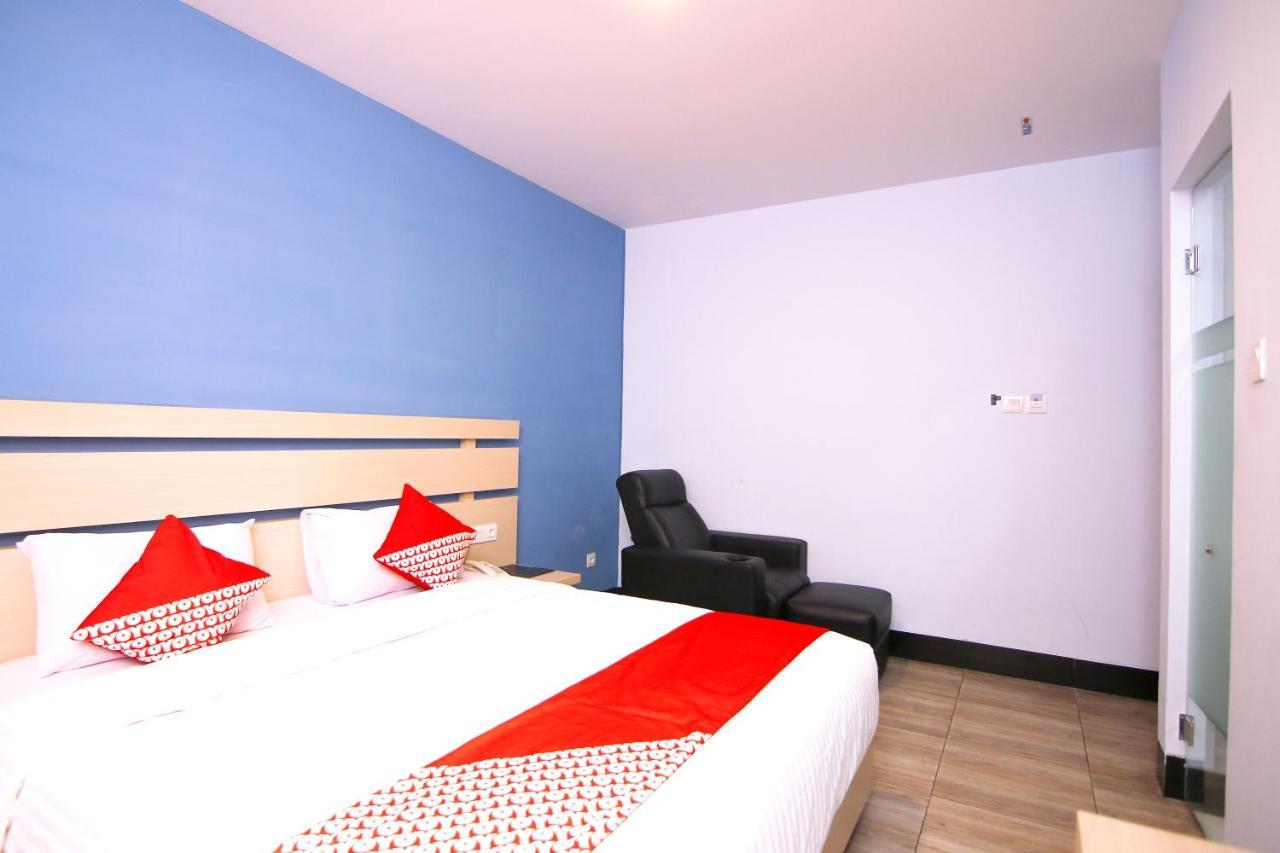 Oyo 592 Budget Hotel By The Harbour Паданг Екстериор снимка