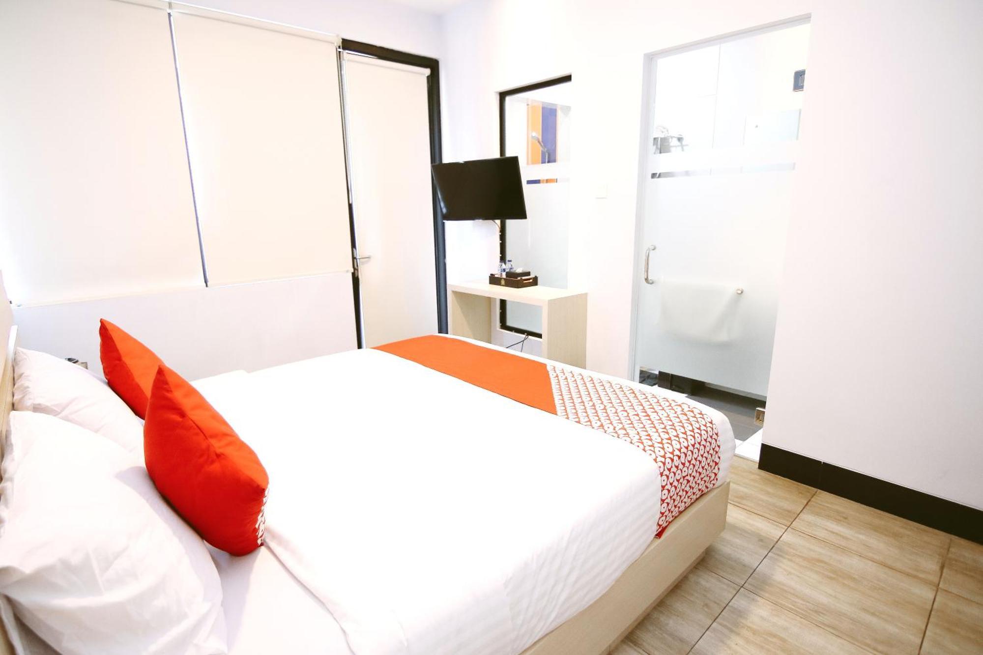 Oyo 592 Budget Hotel By The Harbour Паданг Екстериор снимка