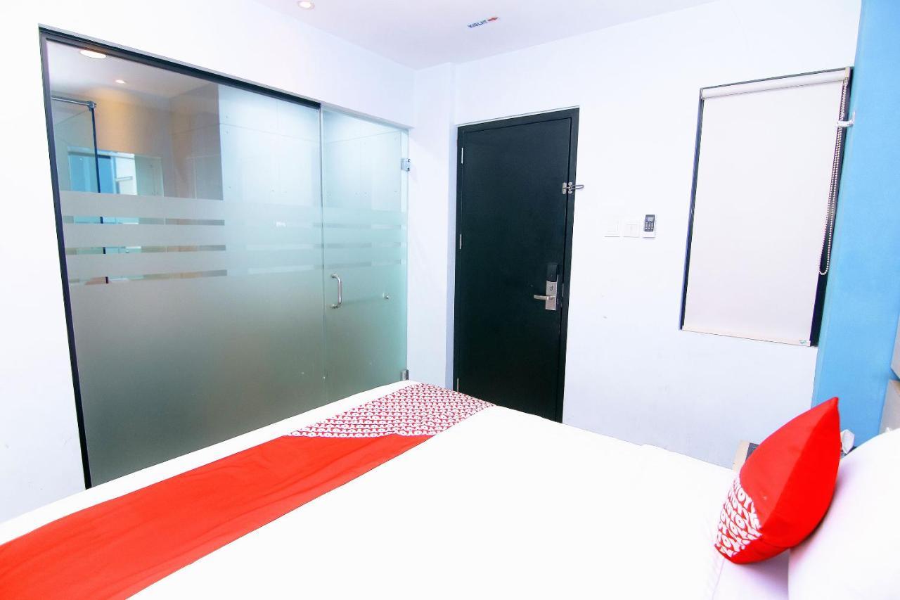 Oyo 592 Budget Hotel By The Harbour Паданг Екстериор снимка