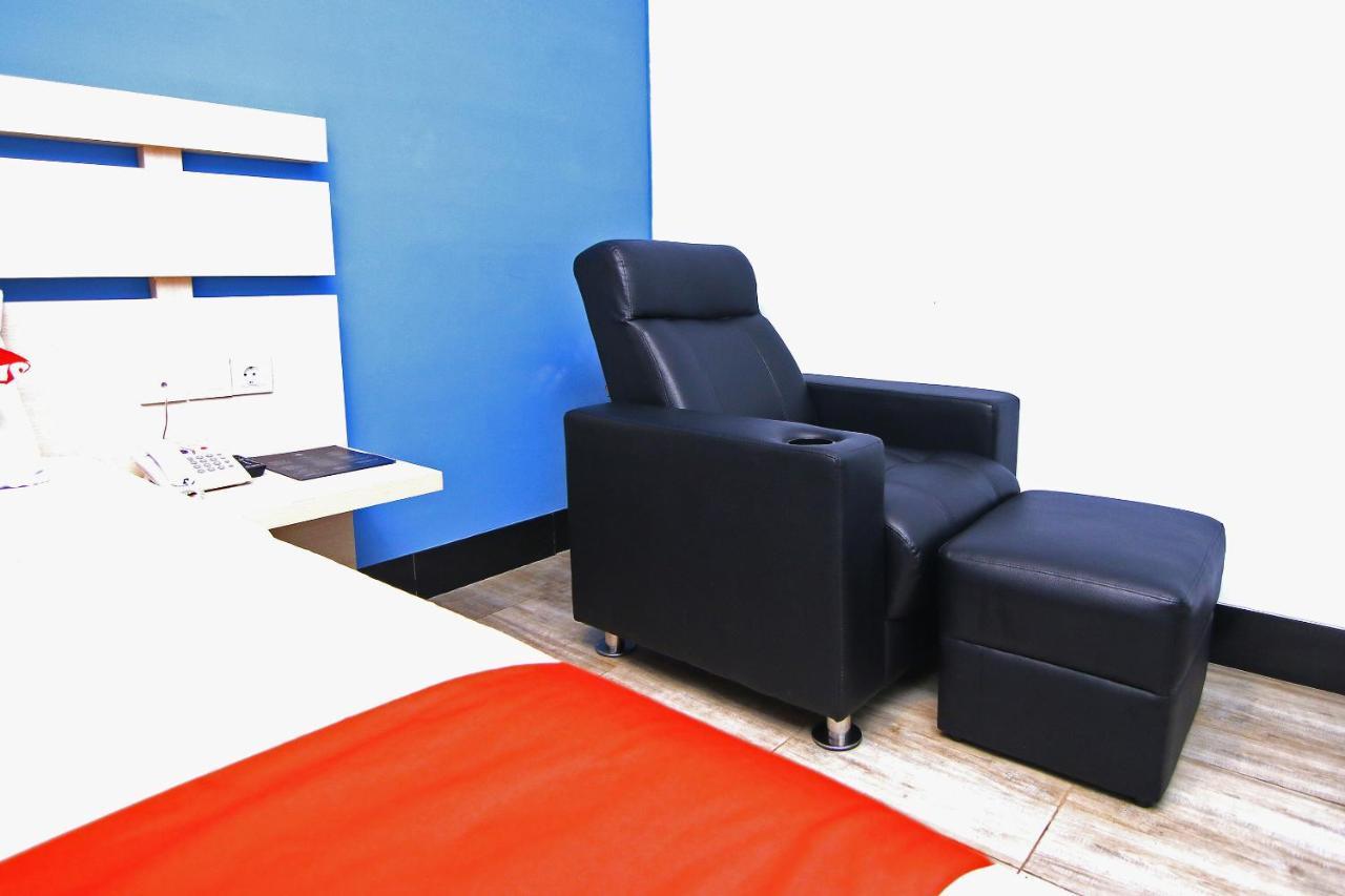 Oyo 592 Budget Hotel By The Harbour Паданг Екстериор снимка