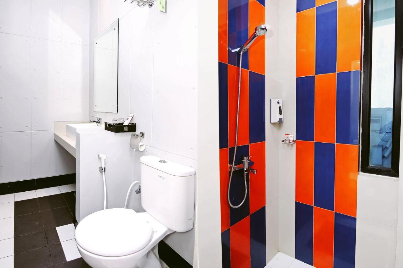 Oyo 592 Budget Hotel By The Harbour Паданг Екстериор снимка