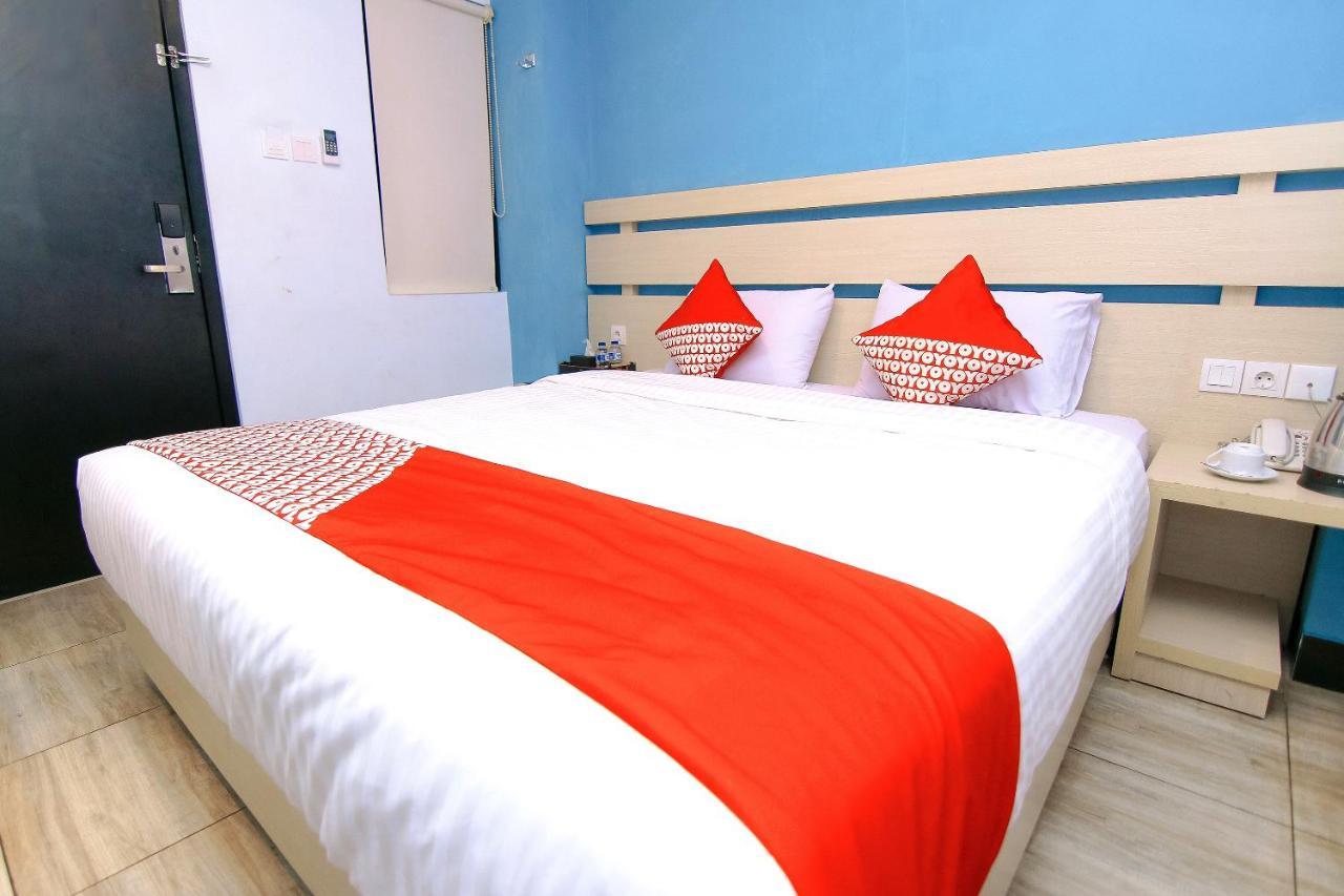 Oyo 592 Budget Hotel By The Harbour Паданг Екстериор снимка