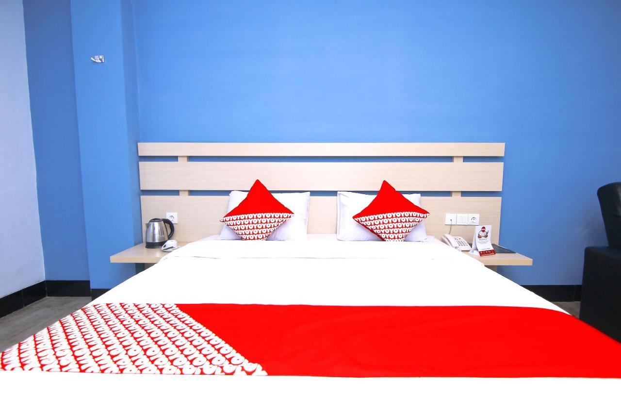 Oyo 592 Budget Hotel By The Harbour Паданг Екстериор снимка