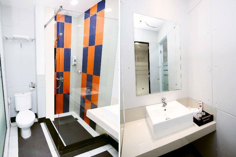 Oyo 592 Budget Hotel By The Harbour Паданг Екстериор снимка